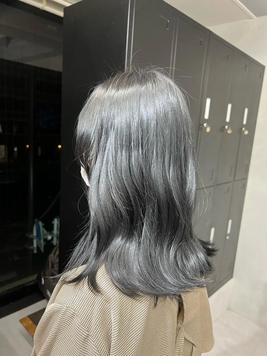 カラー 黒髪 ブルーカラー ブルーブラック 小森聖奈 韓国風レイヤーカットのヘアスタイル