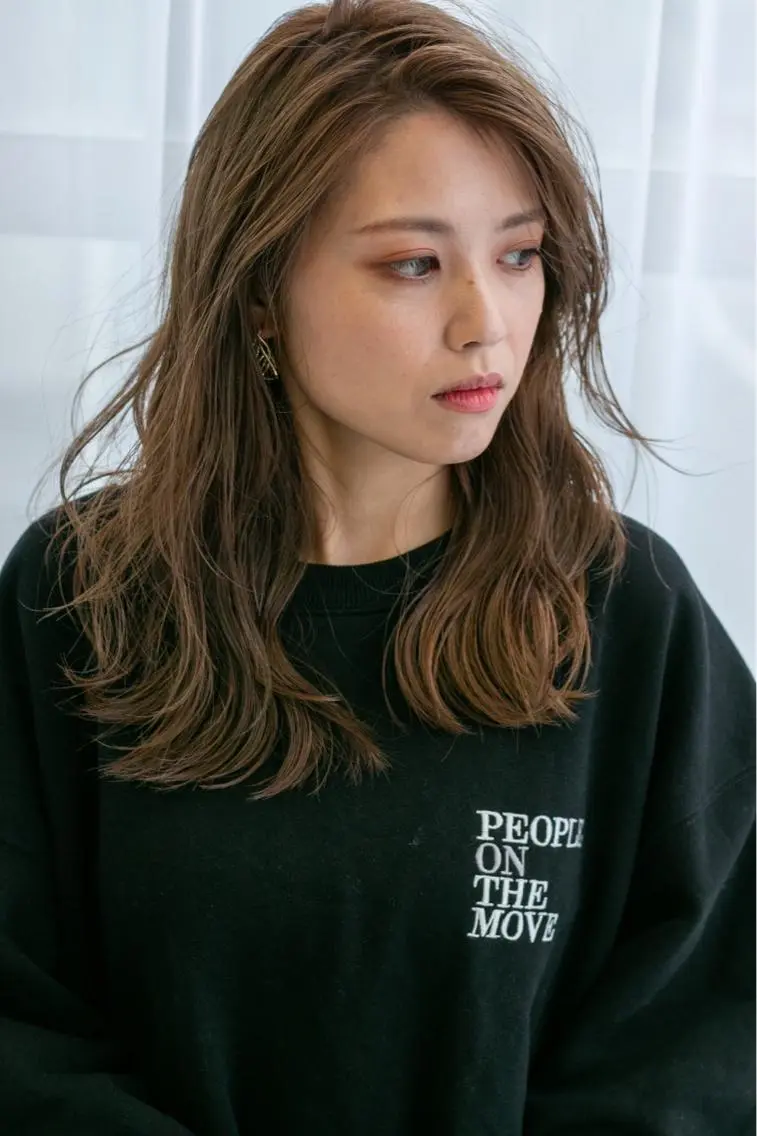 セミロング カラー ioe 岡本のヘアスタイル