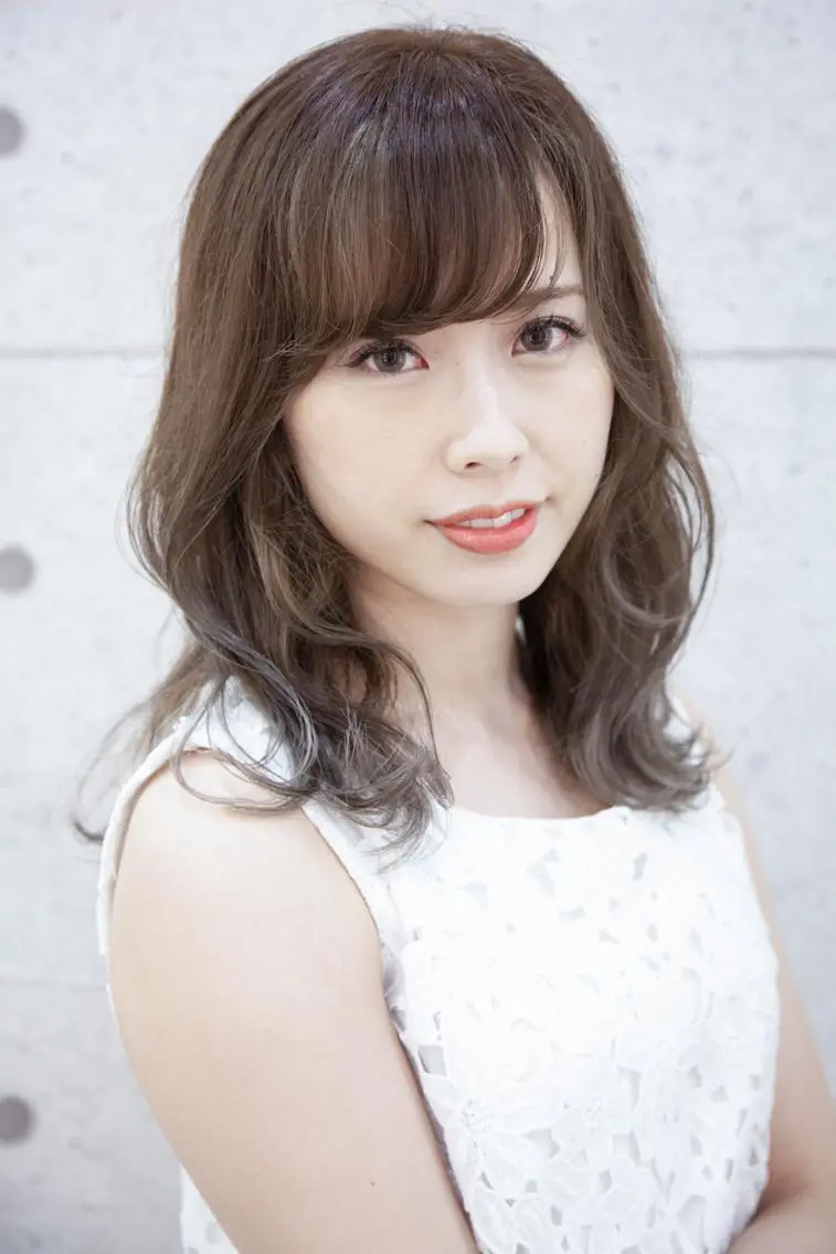 ミディアム HITOMI .のヘアスタイル