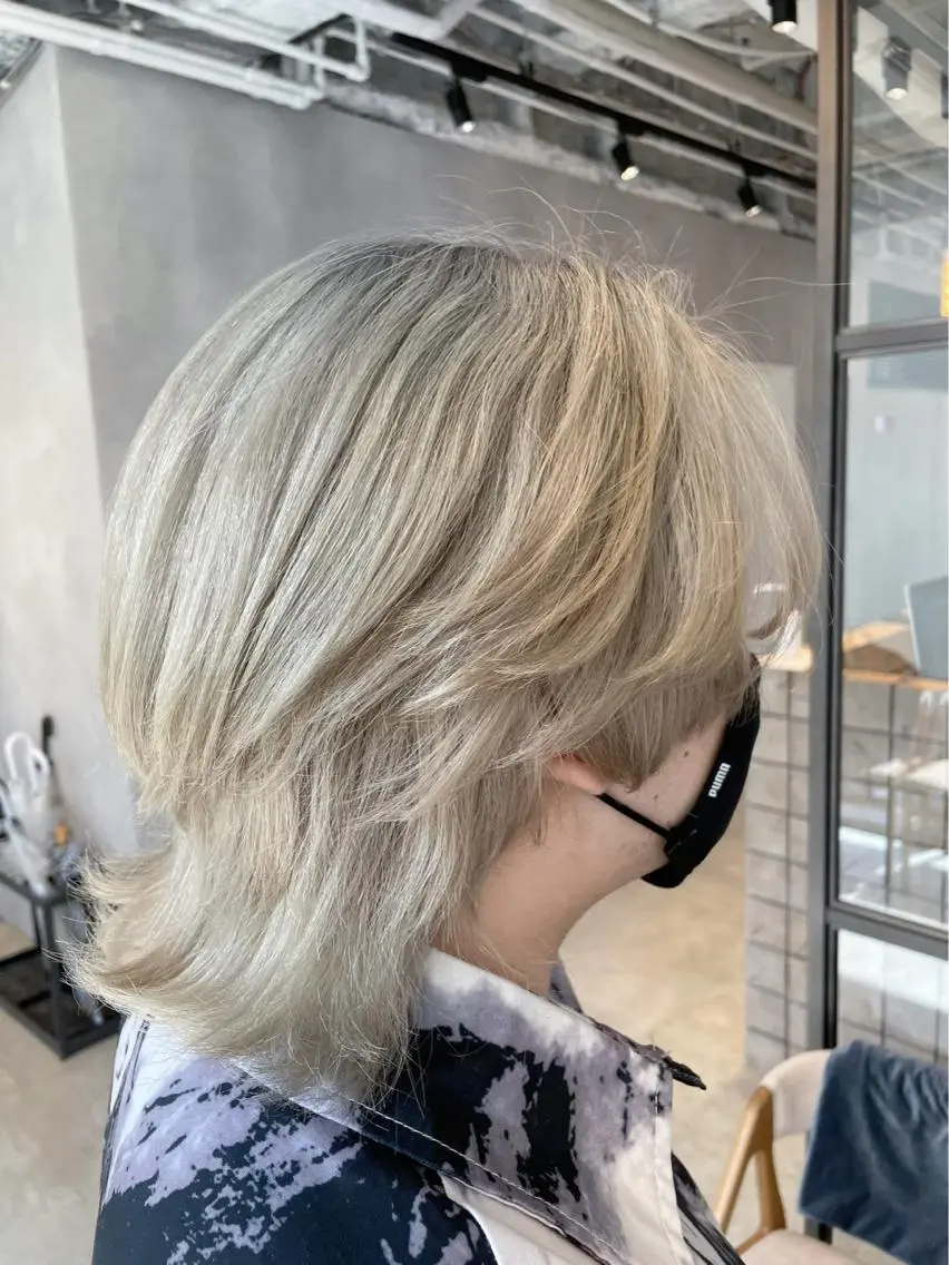 カラー メンズ メンズブリーチ メンズハイライト メンズウルフカット ベージュカラー ブリーチ カット ヘアカラー 透明感カラー✨艶髪 制作🌱山根あゆみのヘアスタイル