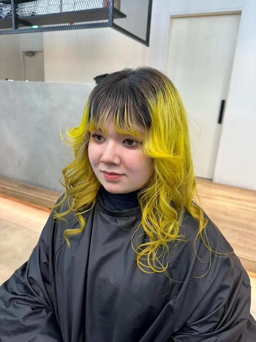 セミロング カラー ヘアアレンジ 伸ばしかけ ハイトーン特化 pepe🎀のヘアスタイル
