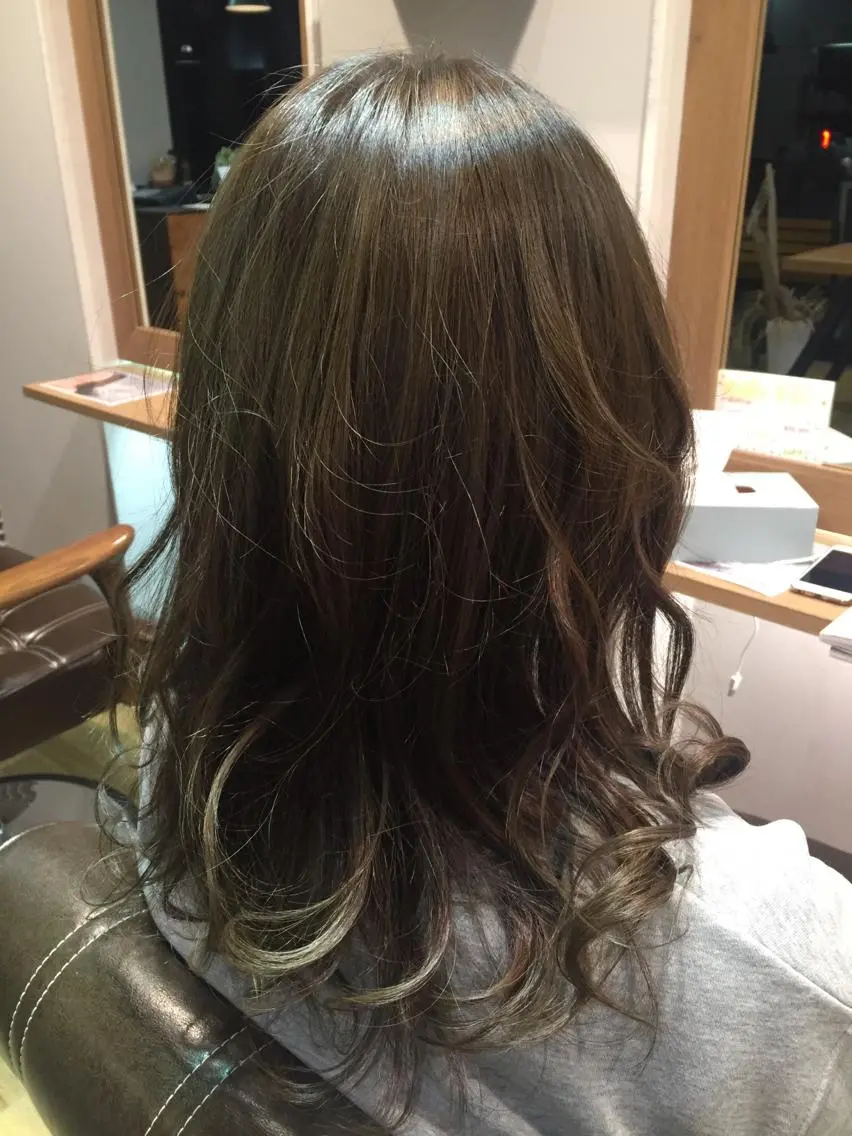 ロング カラー アッシュ ブリーチ 透明感カラー ツキダテ ユイのヘアスタイル