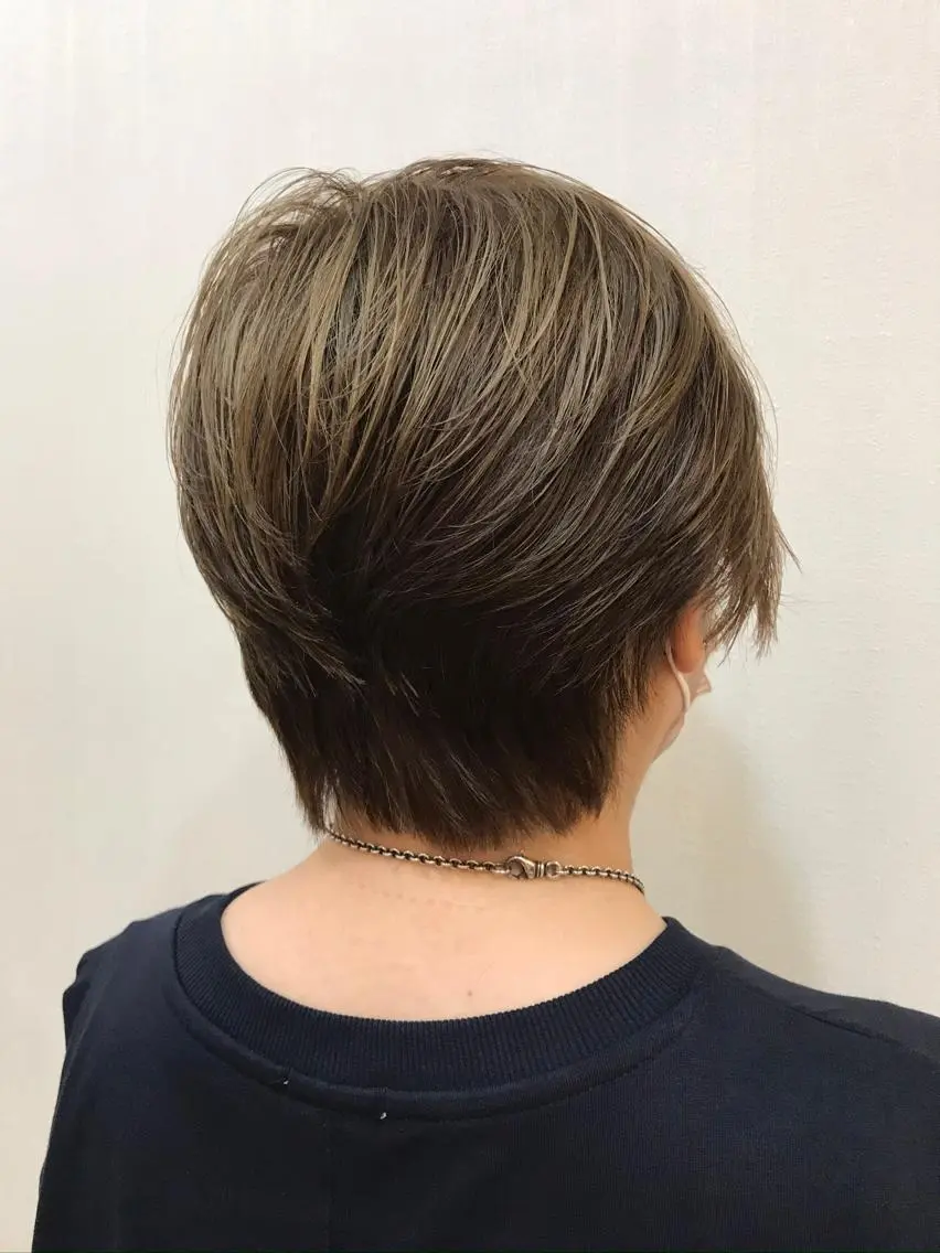 ショート カラー アディクシーカラー ダブルカラー ハイライトカラー ハイライト ショートヘア 若林 亜季のヘアスタイル