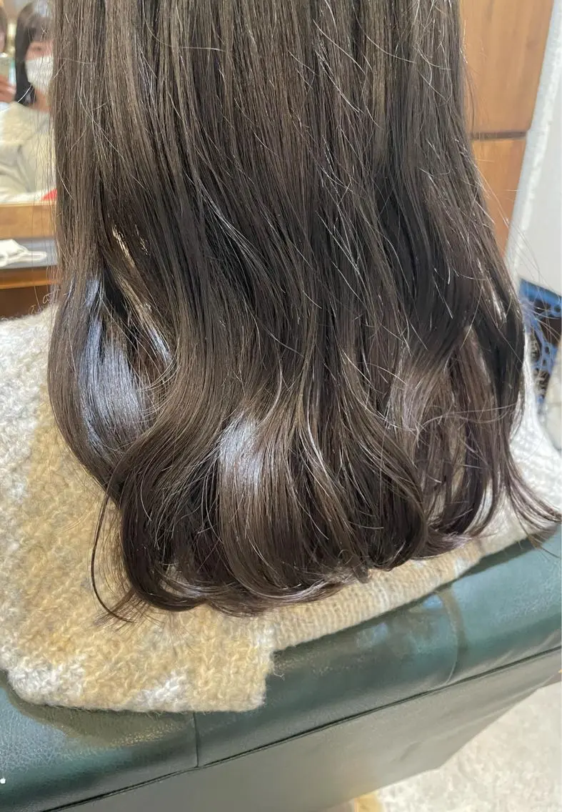 ロング カラー 透明感カラー グレージュ Takanishi くすみベージュカラーのヘアスタイル