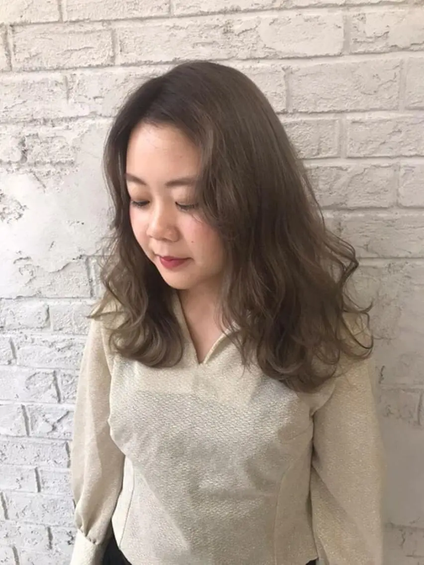 ロング カラー ブリーチ ダブルカラー オリーブ/アッシュ やわらか透明感カラーのヘアスタイル