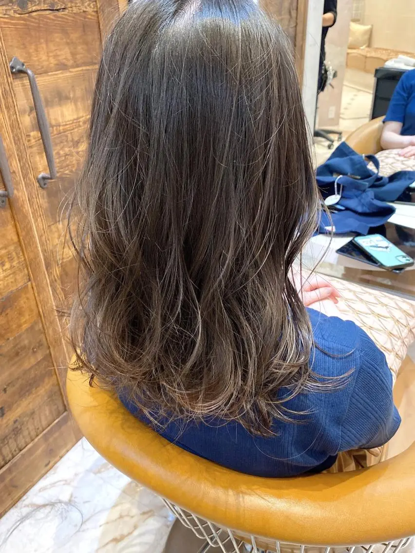 ミディアム カラー グレージュ シルバー シルバーグレージュ ヘアカラー トリートメント ツヤ髪になりたい方へ 🩷柴田知亜希のヘアスタイル
