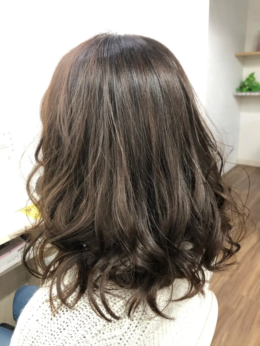 ミディアム カラー 正木 彩音のヘアスタイル