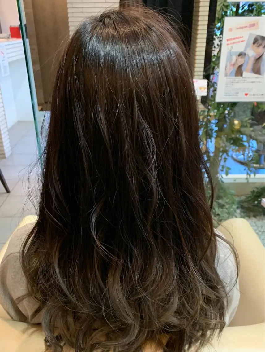 ロング カラー ブリーチ グラデーションカラー シルバー カット ヘアカラー 金村 綾芽のヘアスタイル