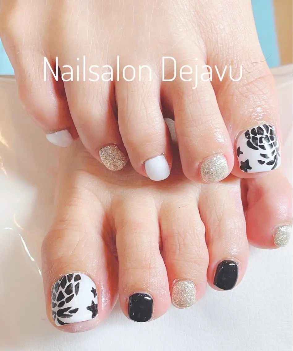 ネイル アートネイル フットネイル ワンカラーネイル 夏ネイル Nail salon Dejavu 🌿のネイルデザイン