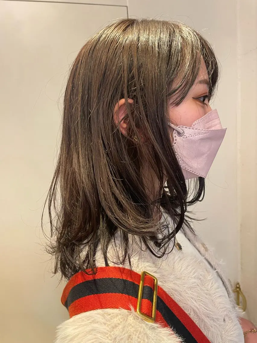 ミディアム カラー アッシュ ベージュカラー カット ヘアカラー トリートメント レイヤー／似合わせ TAKUYAのヘアスタイル