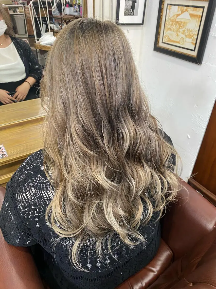 ロング カラー ハイライトカラー ハイトーンカラー 外国人風カラー ハイライト ヘアカラー トリートメント 🌟ハイライト/ハイ トーン🌟MIKIのヘアスタイル