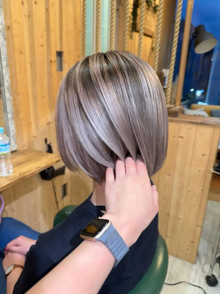 ミディアム カット ヘアカラー ハイトーン belle ナホのヘアスタイル