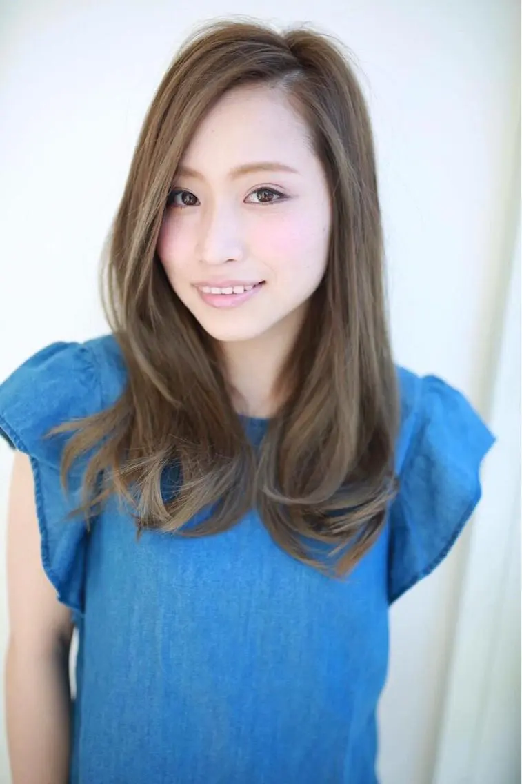 ロング カラー アッシュ ベージュカラー ホワイトアッシュ カット ヘアカラー ✖️リーアキト LEEAKITO✖️のヘアスタイル