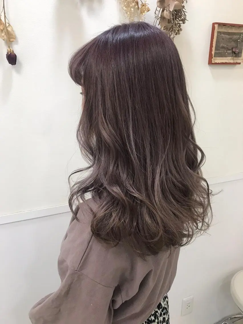 ロング カラー アッシュ ブリーチ パープルカラー パープルアッシュ 馴染ませNo.1🧃 エクステ・アレンジのヘアスタイル
