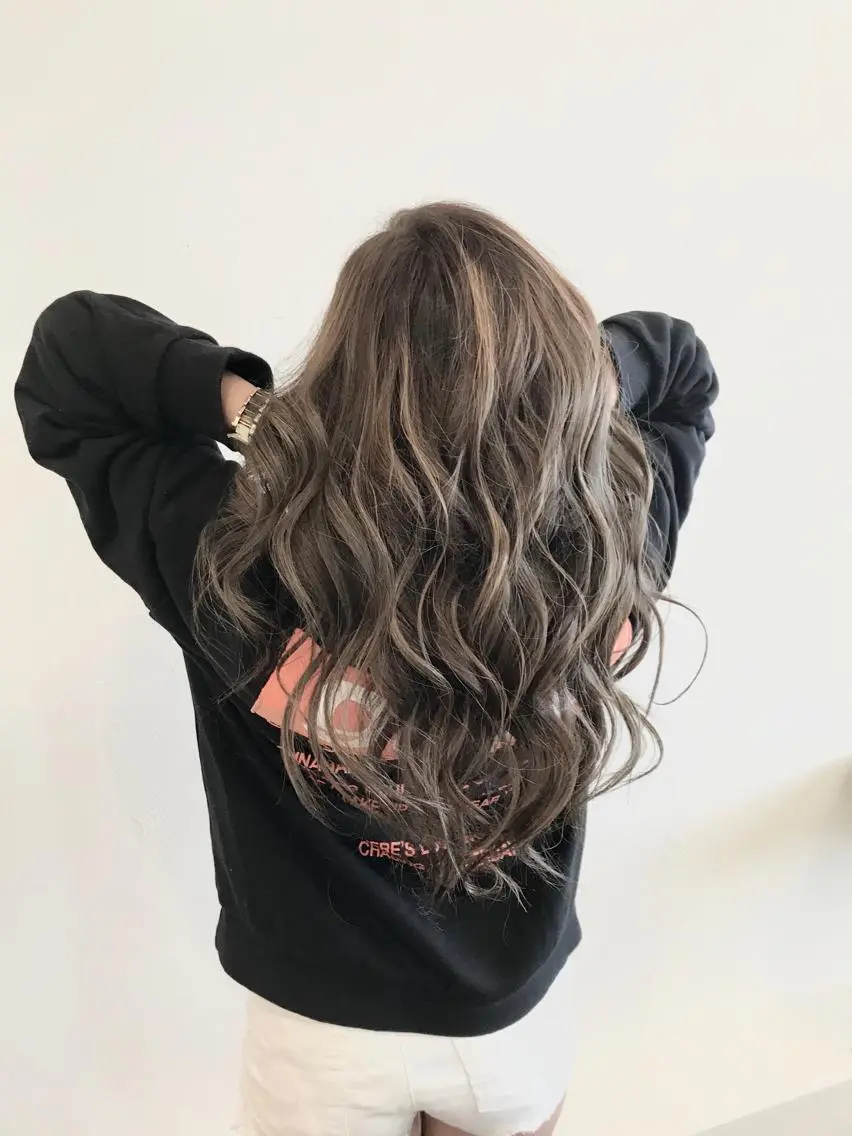 ロング カラー グレージュ ハイライトカラー ハイライト VERDA KENのヘアスタイル