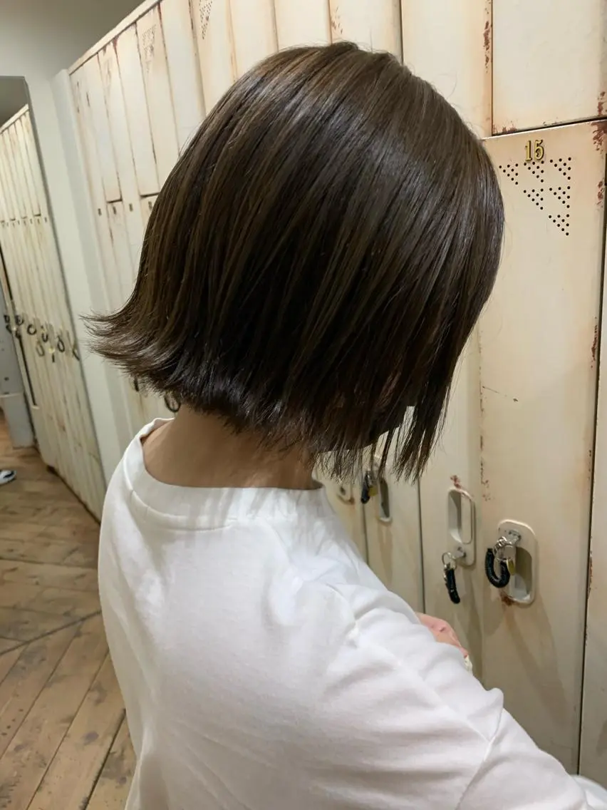 ショート カラー ブリーチ グレージュ ブリーチなしカラー 似合わせ/レイヤー/ ボブ/西島 絢香のヘアスタイル