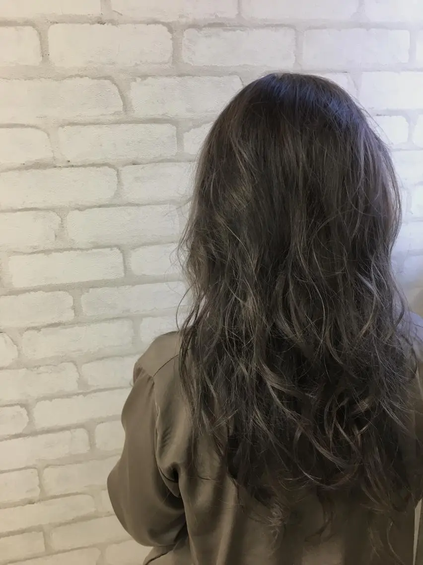 ロング アッシュ アッシュグレー 髪質改善×レイヤー 高嶋のヘアスタイル