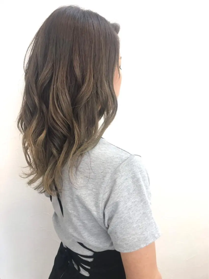 ミディアム カラー アッシュ アッシュグレー グラデーションカラー 菅沼 まみのヘアスタイル