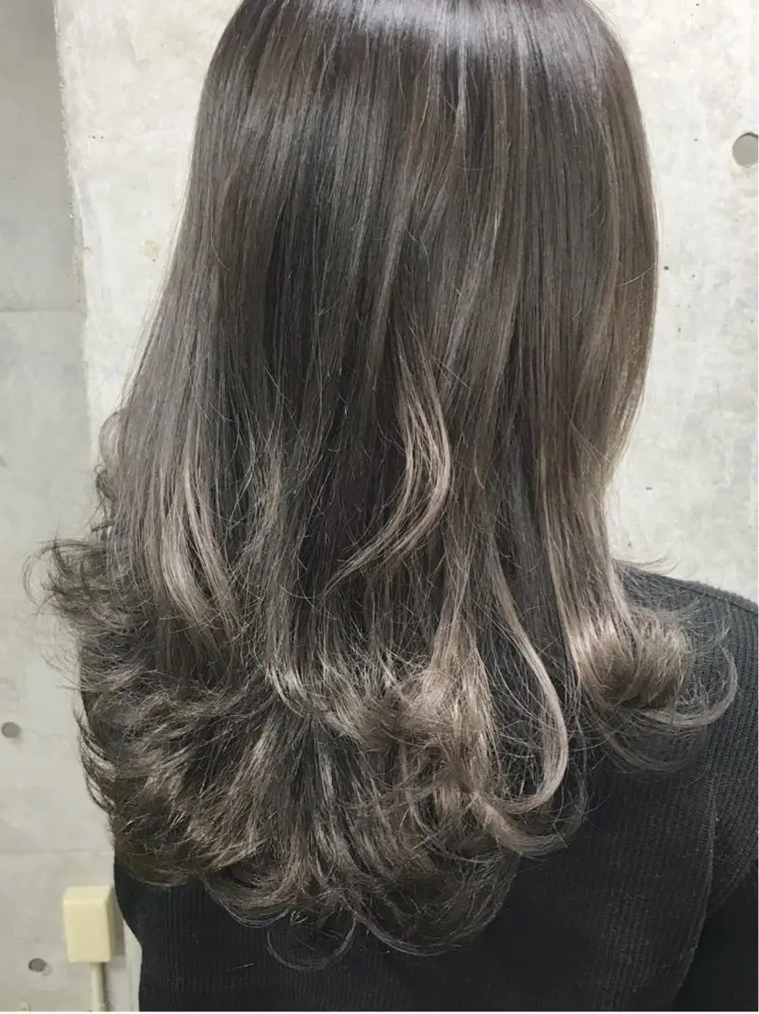 セミロング カラー ブリーチ グレージュ カット トリートメント little 小濱彰太のヘアスタイル
