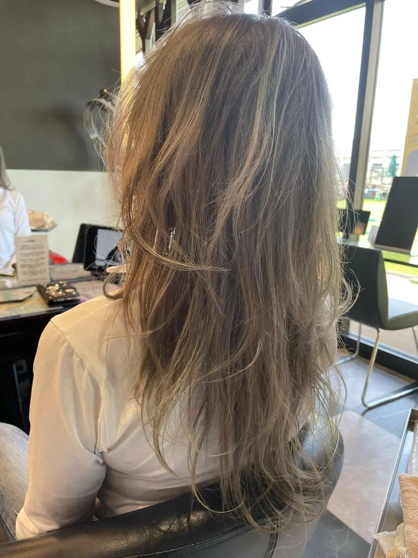 ロング カラー ベージュカラー ハイライトカラー シルバー シルバーベージュ ハイライト メンズヘア特化 崎田 成人のヘアスタイル
