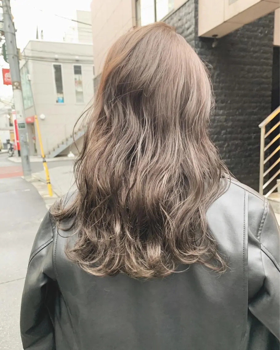 ミディアム カラー マツエク・マツパ ハイトーンボブ 前田 表参道　グレージュのヘアスタイル