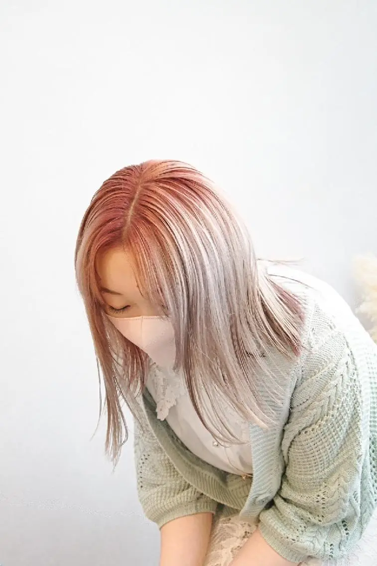 セミロング カラー ブリーチ ブロンド ピンクカラー ホワイトブロンド トリートメント カット ヘアカラー トリートメント 安藤悠里/ハイトーン /デザインカラーのヘアスタイル