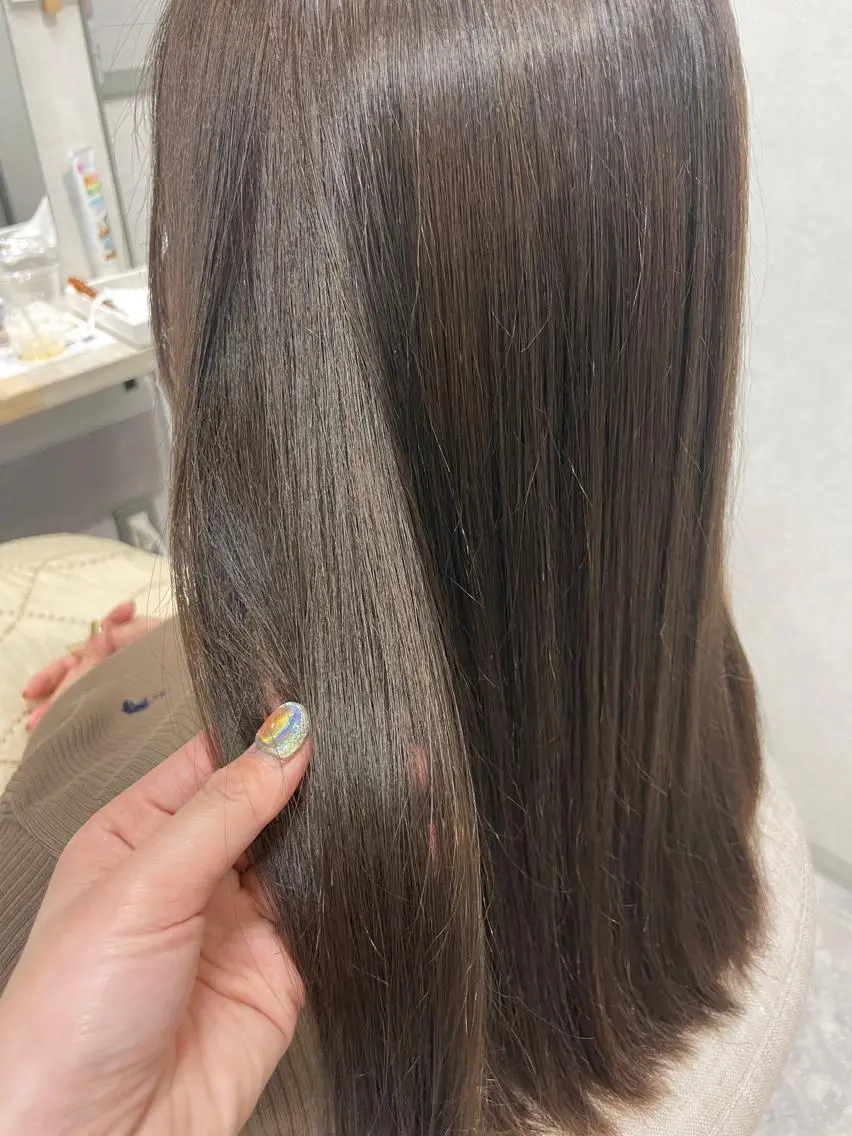 カラー グレージュ オリーブグレージュ オリーブグレー Manami🖤 レイヤー×ハイトーンのヘアスタイル