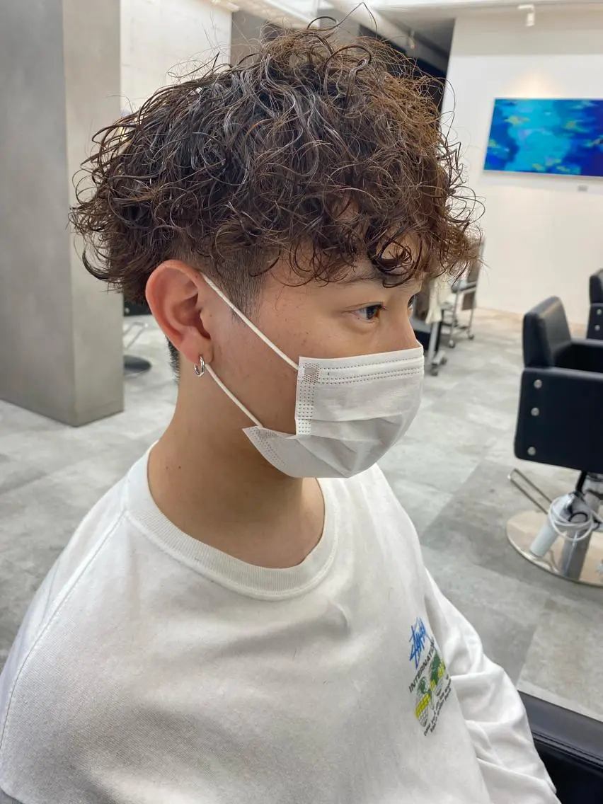 ショート パーマ ヘアアレンジ メンズ メンズパーマ プードルパーマ プードルパーマ スパイラルパーマ カット パーマ 韓国🇰🇷レイヤー カットオリーブカラーのヘアスタイル