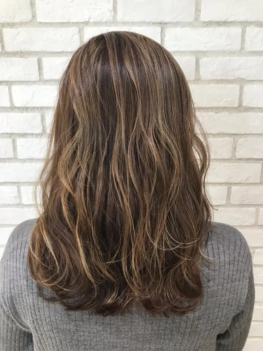 ロング ハイライト 米良 志織のヘアスタイル