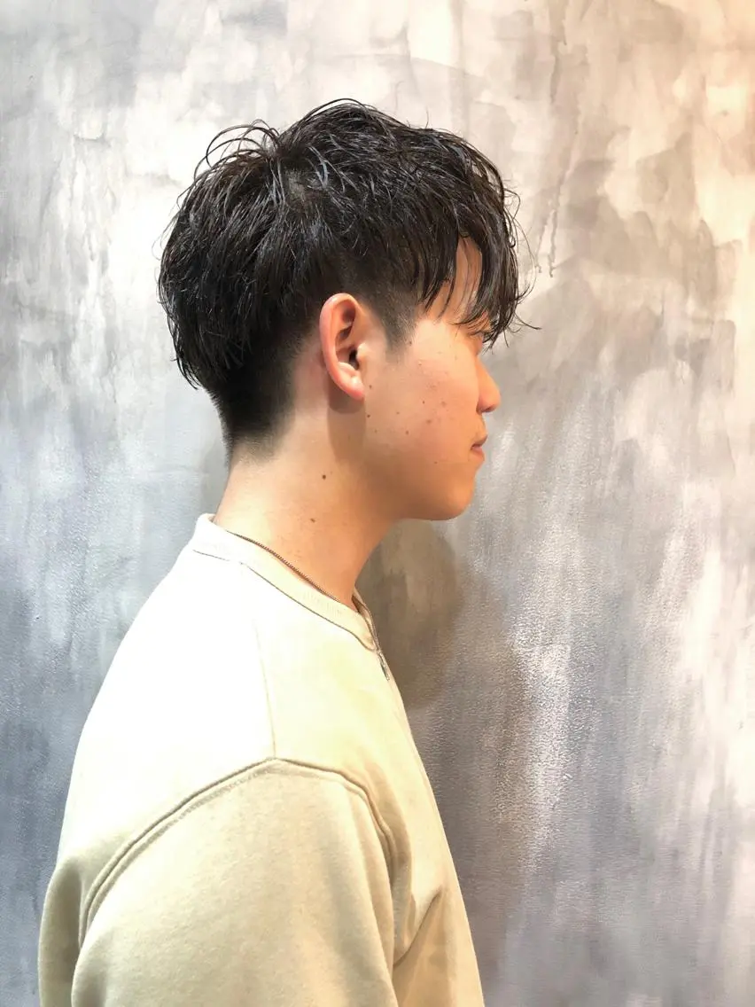 ショート カラー メンズ ツーブロック グレージュ 水谷 俊一のヘアスタイル