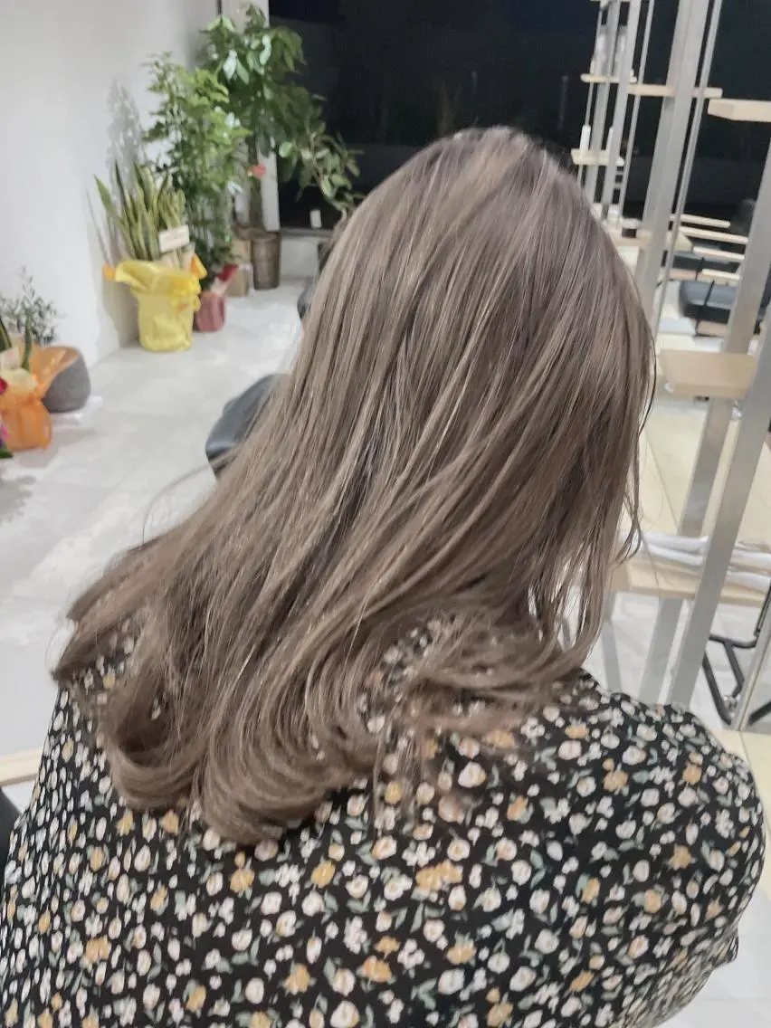 セミロング カラー レイヤーカット 透明感カラーのヘアスタイル