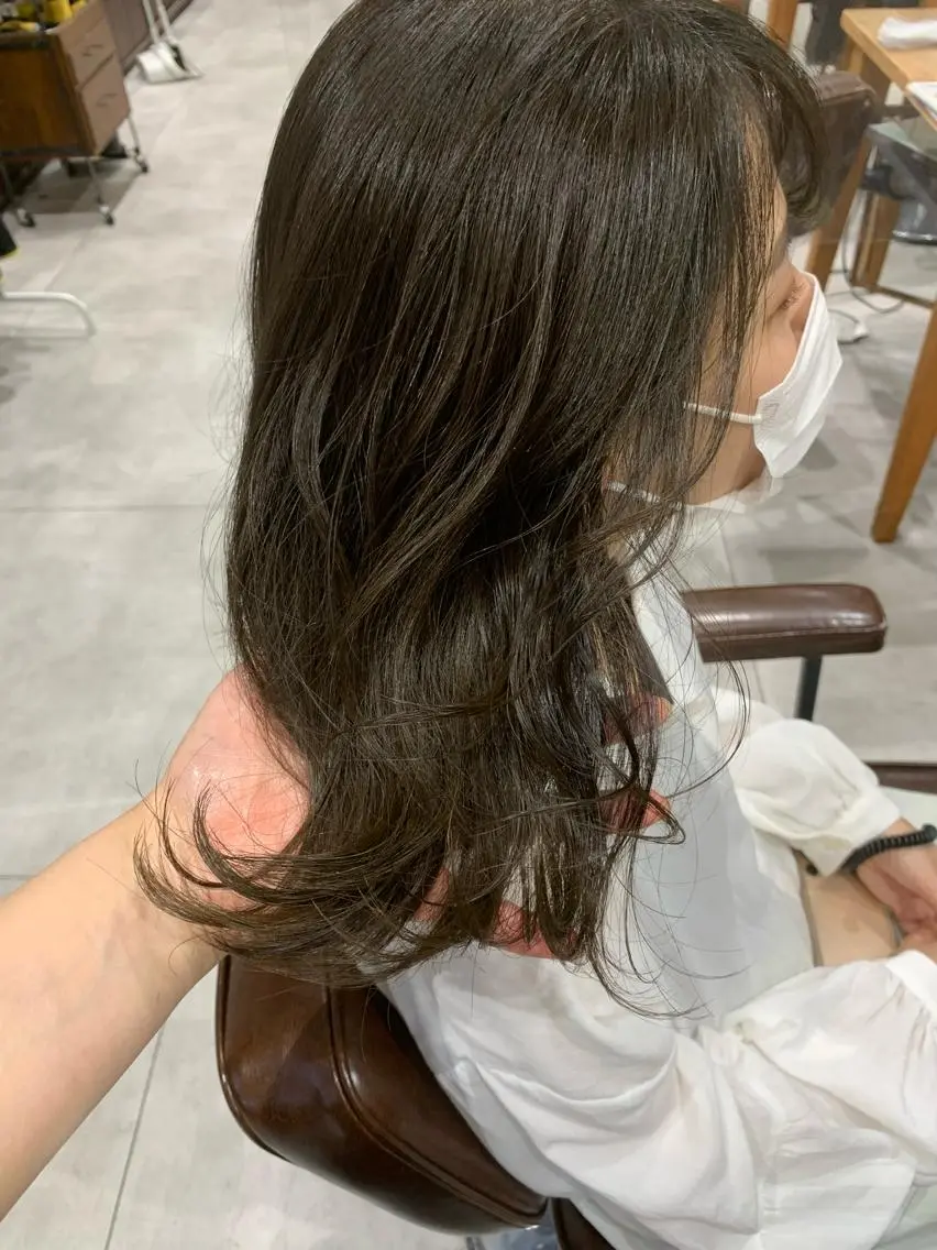 ミディアム ヘアカラー オリーブベージュ/ ブリーチなし透明感のヘアスタイル