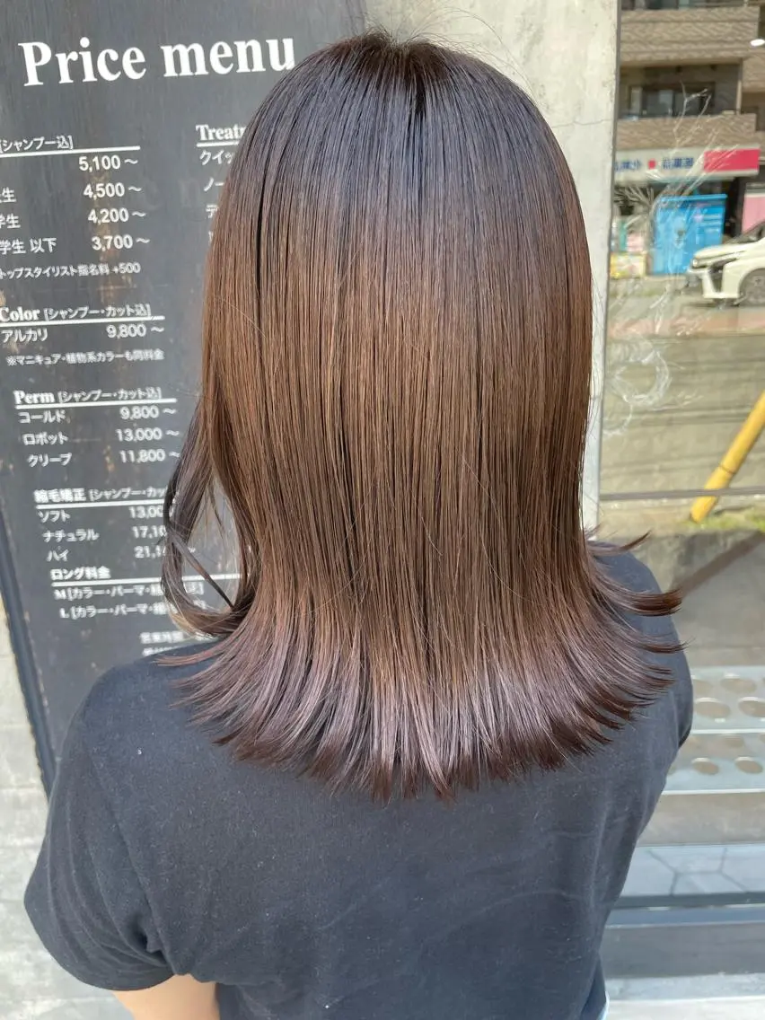 ミディアム 外ハネヘア カット ヘアカラー 高橋 葵のヘアスタイル