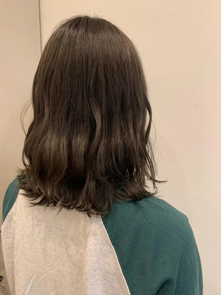 ミディアム カラー グレージュ カーキグレージュ om's poka 伊藤百花のヘアスタイル