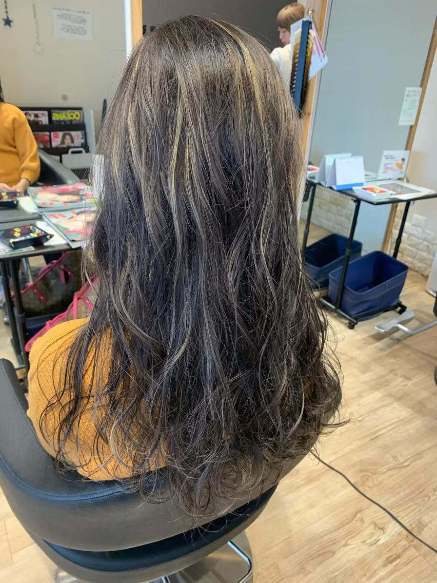 セミロング カラー ブリーチ ハイライトカラー ハイライト ヘアカラー 大久保 隆蔵のヘアスタイル