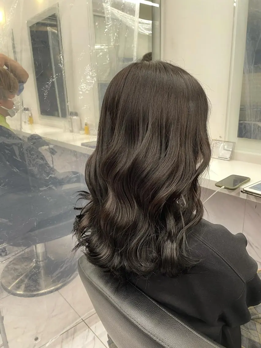 ミディアム カラー パーマ ヘアアレンジ メンズ キッズ ネイル マツエク・マツパ カット ヘアカラー トリートメント 🦋縮毛/韓国レイヤ ー/透明感カラー🦋のヘアスタイル