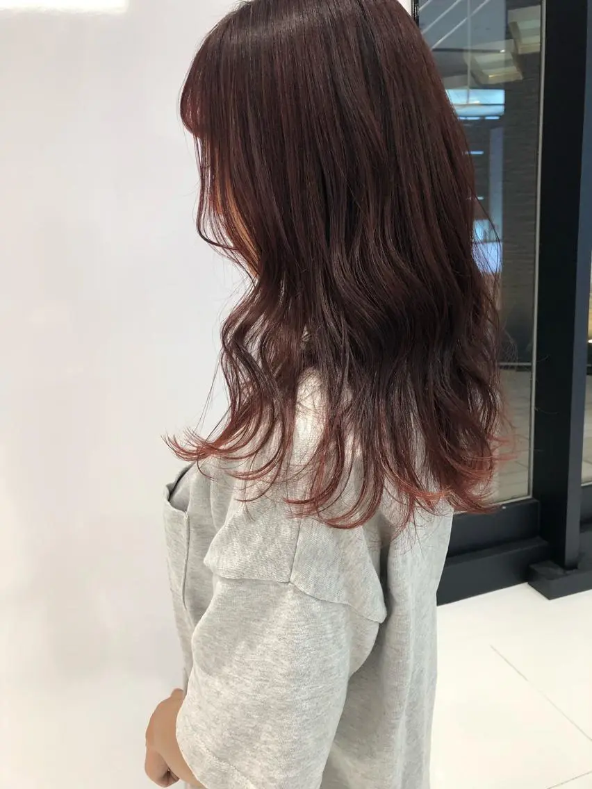 ロング カラー ブリーチ ブリーチなしカラー レッドカラー 相川 愛実のヘアスタイル