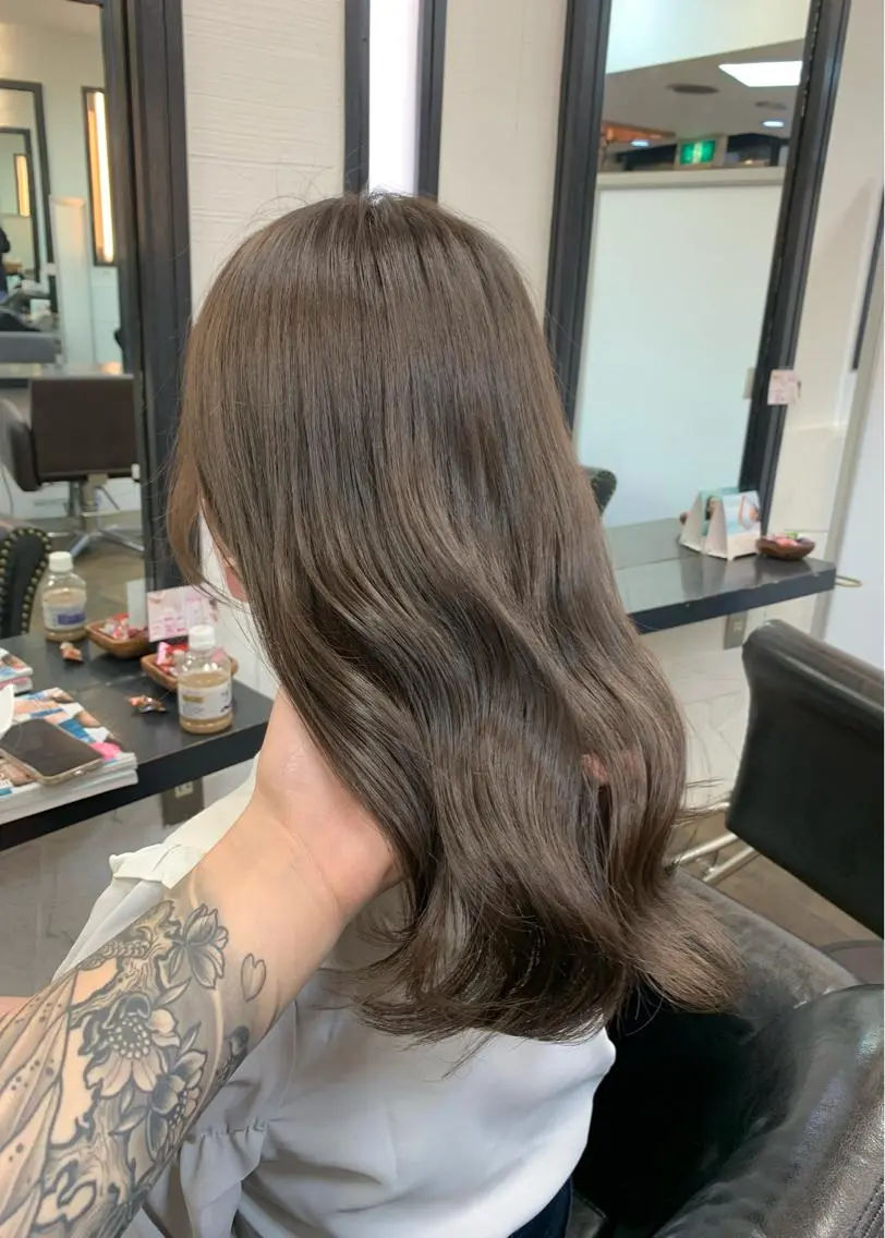 ミディアム カラー ベージュカラー ブリーチ ブリーチなしカラー オリーブベージュ 矢野 晃平のヘアスタイル
