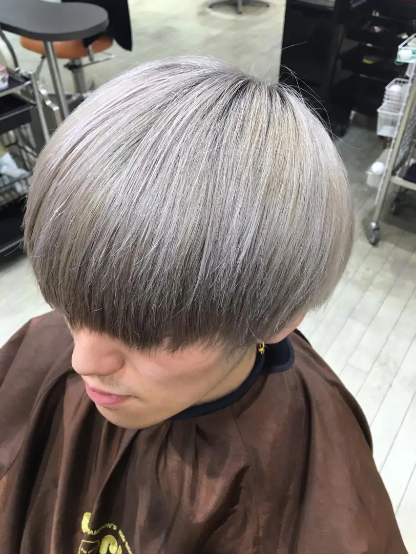 ショート カラー ブリーチ シルバー ケアブリーチ 坪井佑樹のヘアスタイル