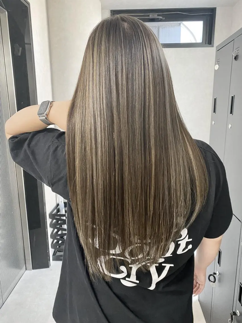 ロング ヘアアレンジ パーマ カラー シールエクステ アッシュ バレイヤージュ ベージュカラー ブリーチ ハイトーン カラーのヘアスタイル