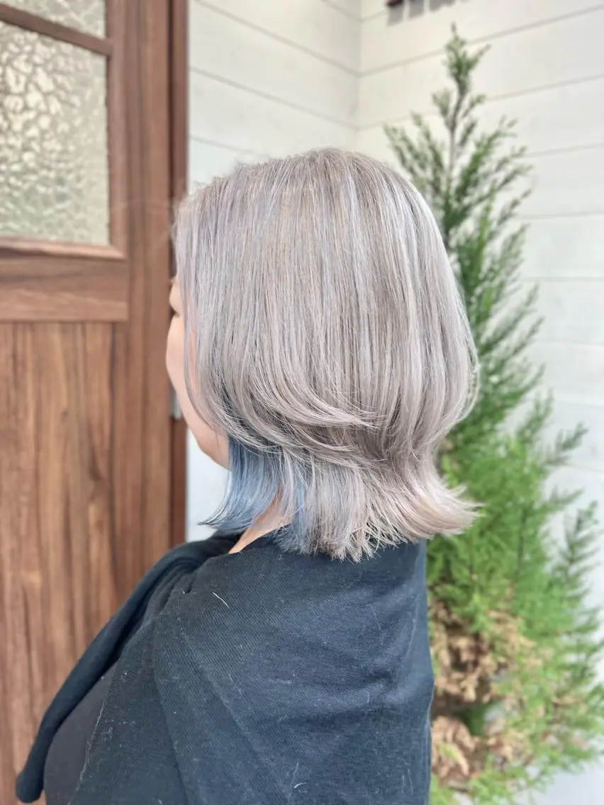 ミディアム カラー ブルーカラー シルバー ホワイトシルバー ヘアカラー トリートメント 🍇おぐら めぐみ🍇のヘアスタイル