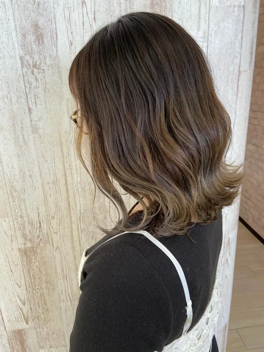 ミディアム カラー ミストバング  フェイスフレーミング グラデーションカラー ハイライトカラー ハイライト カット ヘアカラー トリートメント Oopsレイヤー 加藤澄都のヘアスタイル