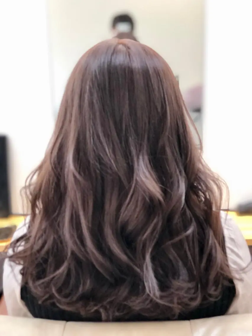 ロング ラベンダーベージュ ヘアカラー トリートメント H by Real meのヘアスタイル