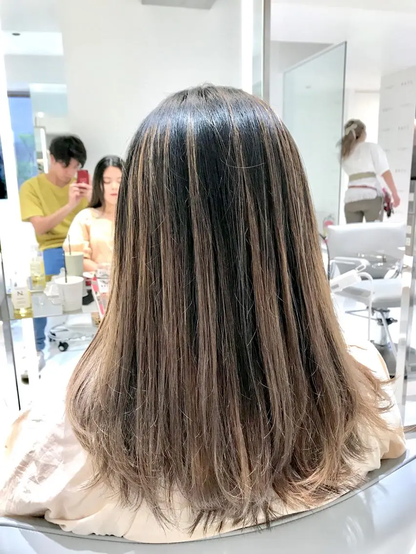 ミディアム カラー バレイヤージュ ベージュカラー ミルクティーベージュ レイヤーカット 加藤 憂のヘアスタイル