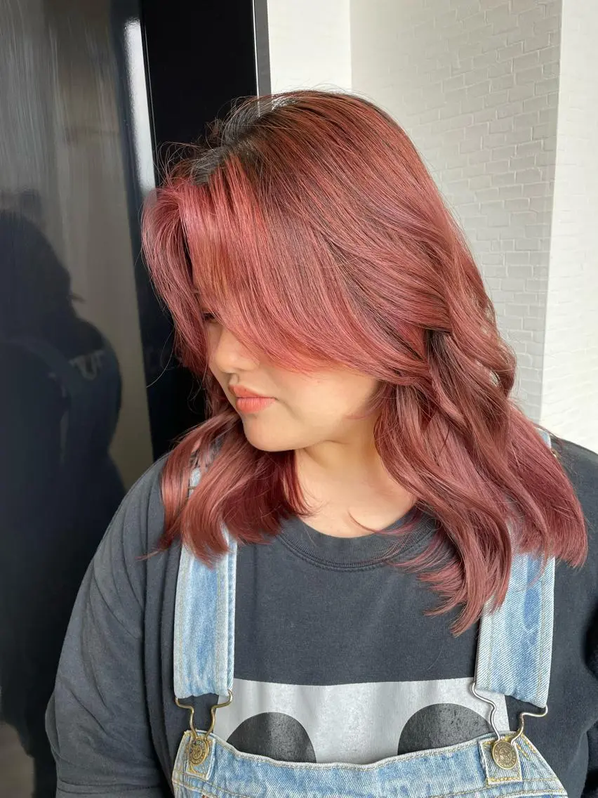 セミロング カラー バレイヤージュ ピンクカラー 顔周りカット レイヤーカット カット ヘアカラー YUI/ ブリーチカラー🌷のヘアスタイル