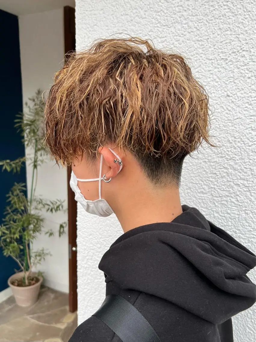 ショート カラー パーマ ヘアアレンジ メンズ メンズメッシュ メンズパーマ メンズツイストパーマ ツイストスパイラルパーマ 波巻きパーマ メンズパーマ職人 加藤 弘貴のヘアスタイル