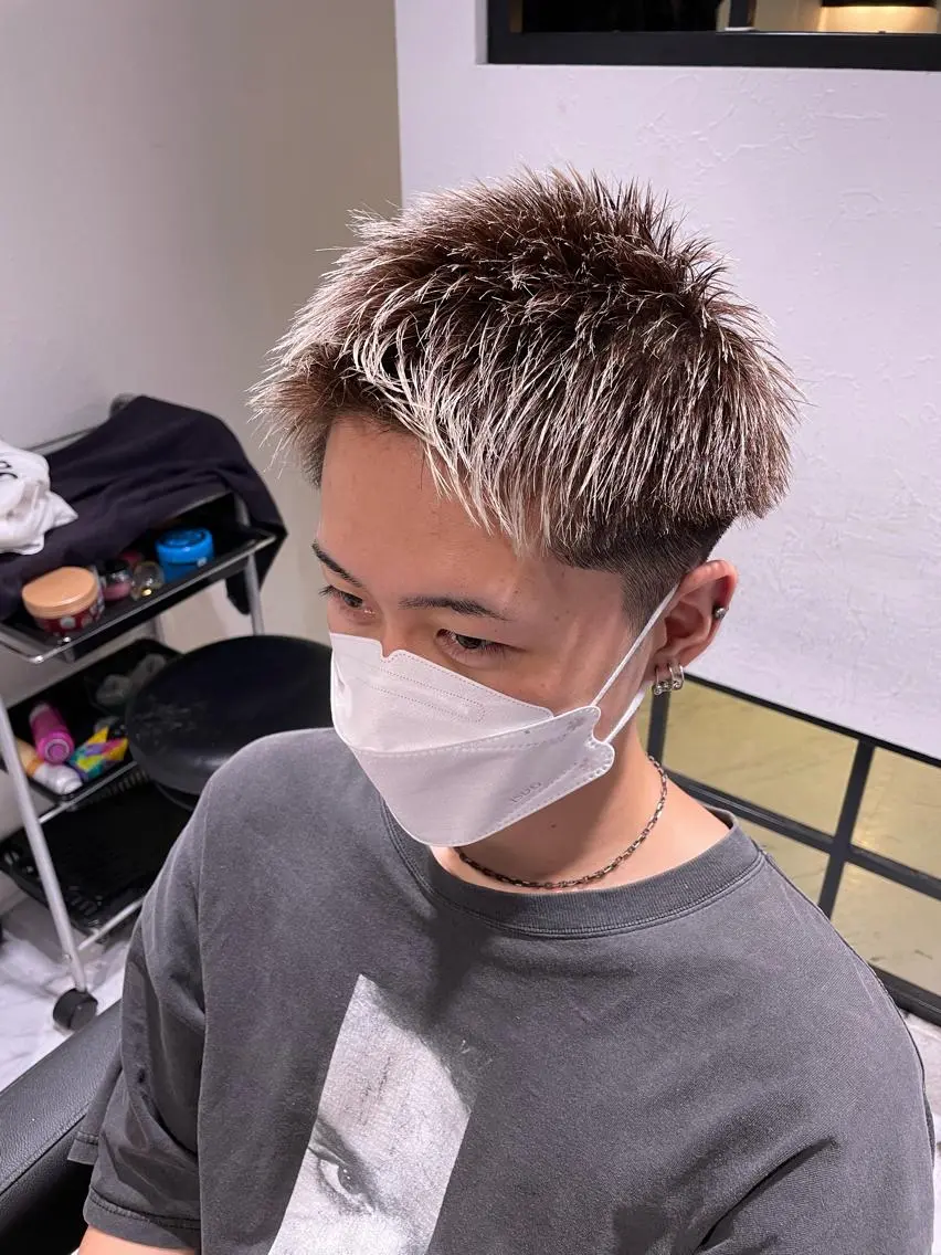 ショート カラー パーマ ヘアアレンジ メンズ アイブロウ センターパート メンズハイライト メンズハイトーン マッシュウルフ マッシュ カット ヘアカラー トリートメント ヘッドスパ ヘアセット スパイキー/フェザー /波巻き/かいとのヘアスタイル