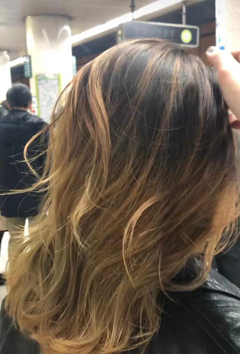 ミディアム カラー バレイヤージュ レイヤーカット パーマ美容師 hanaのヘアスタイル