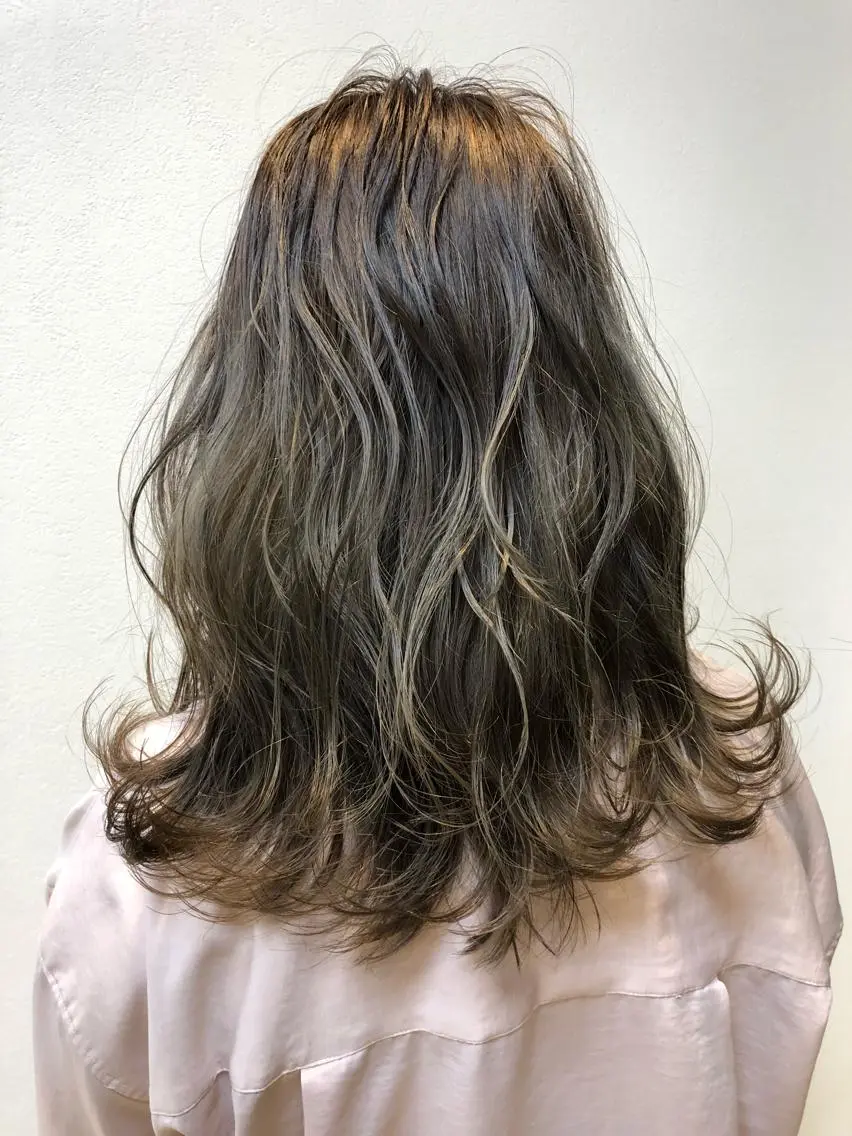 セミロング カラー アディクシーカラー バレイヤージュ ベージュカラー ブリーチ シルバー 似合わせ レイヤー須川のヘアスタイル