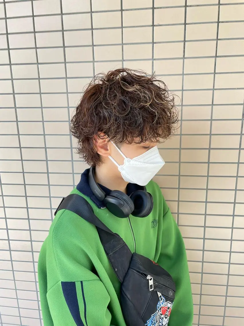 ショート カラー パーマ ヘアアレンジ メンズ アイブロウ メンズブリーチ センターパート メンズハイライト メンズハイトーン マッシュウルフ カット パーマ トリートメント ヘッドスパ ヘアセット スパイキー/フェザー /波巻き/かいとのヘアスタイル